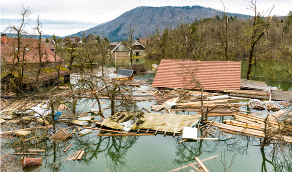 Ein brennendes Haus, das durch eine Gebäudeversicherung abgesichert ist