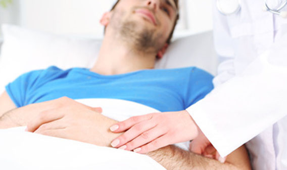 Mann liegt im Krankenhausbett und genießt bestmögliche ärztliche Betreuung durch die private Krankenversicherung