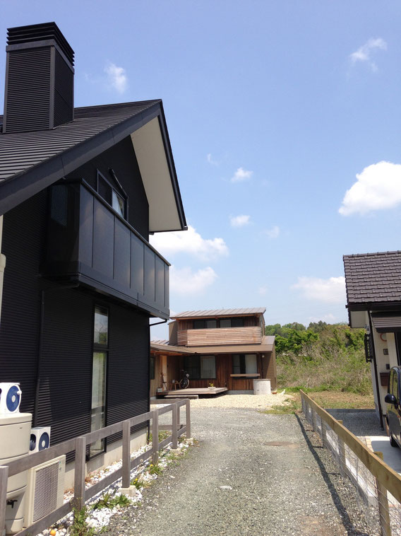 旗竿敷地の奥がcafe KITOKIです。駐車場も奥にあります。(道路に面している所は別のお宅です。くれぐれも駐車しないようにお願いします。)