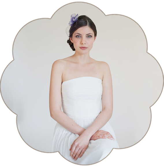 Fascinator aus einer Blüte aus Organzaseide und einem Netzschleier, in lila oder ivory-lila.