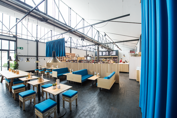 Vista interna del Pur Südtirol mercato dei sapori & bistrot di Lana