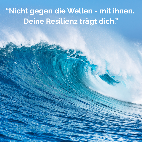 "Das Bild zeigt eine große Welle, die gerade bricht. Nicht gegen die Wellen sonder mit ihnen. Deine Resilienz trägt dich. Das sind die beiden Sätze, die auf dem Bild stehen. Die Farben sind in unterschiedlichen Blautönen und weiß gehalten."
