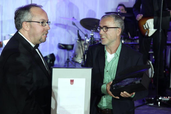 DPH-Vorsitzender Stephan Goericke übergibt den Preis der Deutschen Parkinson Hilf an Stefan Berg (Foto: Boris Löffler)