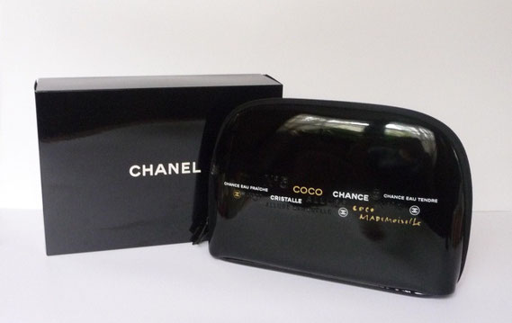 TROUSSE CHANEL DANS SA BOÎTE CADEAU