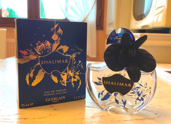 2009 - SHALIMAR : FLEUR DE SHALIMAR - VAPORISATEUR EAU DE PARFUM 75 ML, COL ORNE D'UNE FLEUR BLEUE