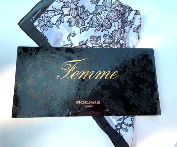 ROCHAS - FEMME : CARRE DANS SA POCHETTE NOIRE