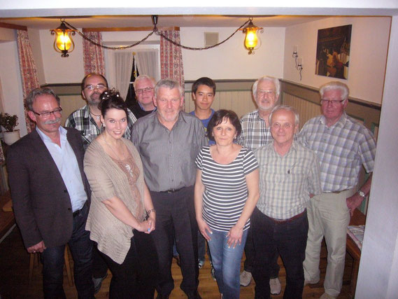 Gründungsmitglied Bürgermeister Manfred Nerlinger und der 1. Vorstand Franz Wildegger zeigen sich hier mit der Führungsmannschaft der Schachfreunde Wehringen am Gründungstag 5. Juni 2013