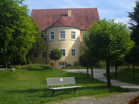 Blick aus Westen auf den runden Saal vom Park aus. 1996 feierte dort der Schachklub Bobingen sein 50 jähriges Bestehen. Das Fest mit den Gründungs-Mitgliedern wurde vom damaligen 1. Vorsitzenden Franz Wildegger bestens organisiert.