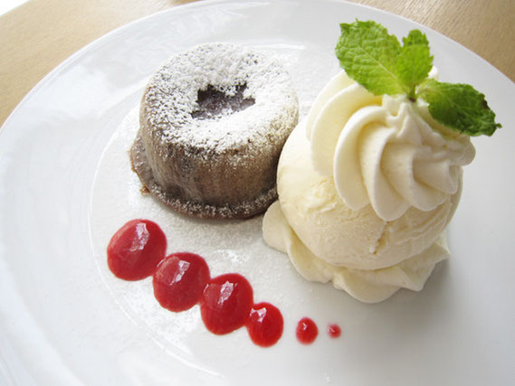 とろけるチョコレートとバニラアイス&クリーム。そしてベリーソースをつけて食べるのもよい。ホットとクールを1つのお皿に