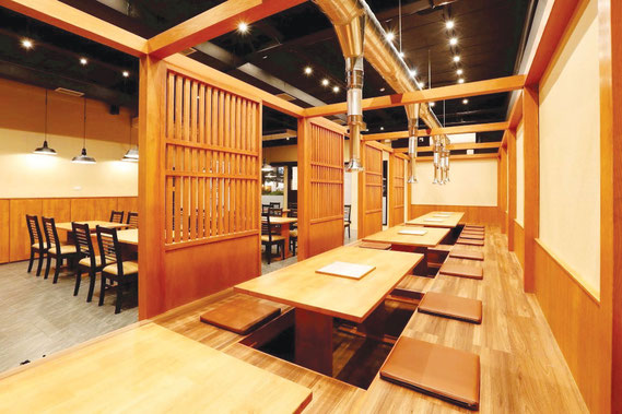 広々とした店内はテーブル席、座敷席、個室があります