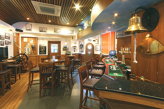 貿易船をイメージした店内