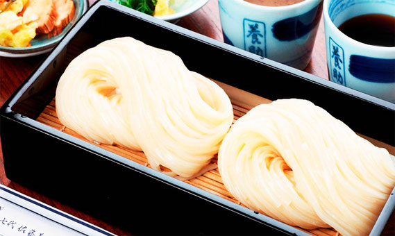 水が喉を通るような喉越しとも称される稲庭うどん