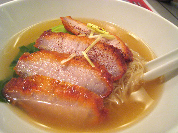 焼き豚入りタイ・ラーメン 98バーツ。自分で味付けするのが基本のタイ・スタイルだが、それにしてもスープはパンチが弱い