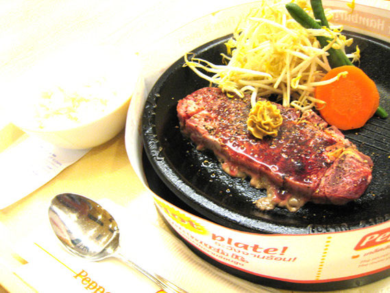 霜降りステーキ・セット 415バーツ ブラックペッパーやバターの香りはいい。ただ味の評価は・・・まずは食べてみて