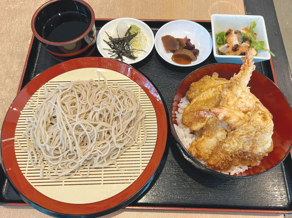お得なランチセット。天丼とそばのセットは340バーツ