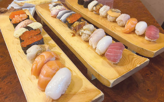 １皿10貫で、何皿でもお替りOKのお寿司食べ放題（写真は３人前です）