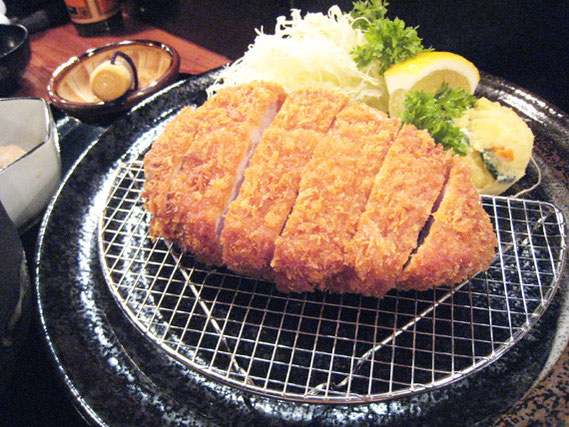 ロースかつ定食200g 280バーツ。ごはん、みそ汁がおかわり自由なのもよい。マナオじゃなくレモンなのもコストがかかっている