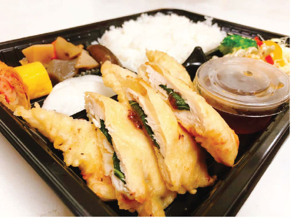 ミニサイズの丼と麺はどれも100バーツ