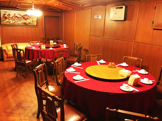 創業当時から変わらない店内は、高級感がありつつ、レトロで趣がある。