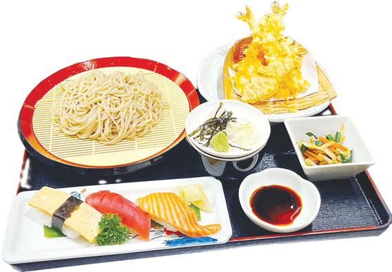 昼夜注文可能なそばメニューも。人気の天ざるセットは400バーツ(税別)