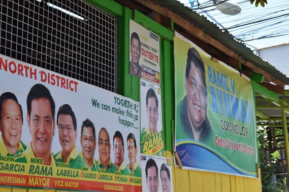 フィリピン大統領選のポスター。中央・最上段のポスターが、今回話題のドュテルテ氏