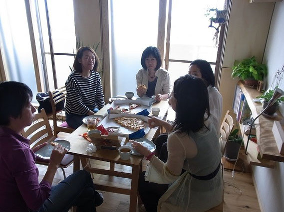 インタビューの終了後も、お昼のピザを食べながら業界の話、女性が働くことなど色々な話しができました。