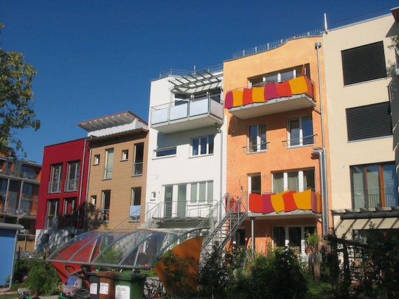 長屋式集合住宅といっても個性を否定することではない。日本の城下町や欧州の港町など歴史的にも、ヴォーバンでの現実でも、高い人口密度と個性の両立は可能である。