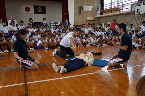 日赤佐賀県支部講師の指導で心肺蘇生法