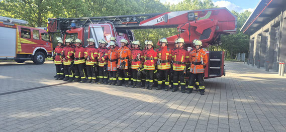 Alle Teilnehmer der Grundausbildung 2026 der Feuerwehr Ettlingen