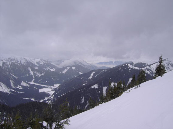 Auf einem kleinen Sattel in etwa 1750m; der Blick zurück ins Triebental