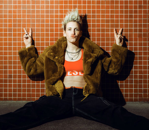 Mit ihren punkig angehauchten Losgeh-Pop-Ohrwürmern und mitreißenden Gigs hat sich Deine Cousine eine ansehliche Fangemeinde erspielt. Den Festival-Gigs im Sommer folgt eine Hallen-Tour im Herbst. Foto: Capado