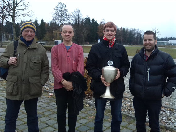 Die Mannschaft des SK Buchloe gewinnt den Mittelschwäbischen Mannschaftsblitzpokal. Von links: Karl-Heinz Stolzenwald, Joachim Kugelmann, Simon Marx, Andreas Kutter