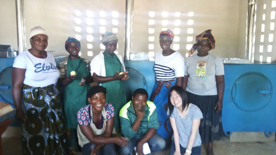 A women group in Rumphi district and Ms. Kamiyanagi (December 2016, taken by our staff)