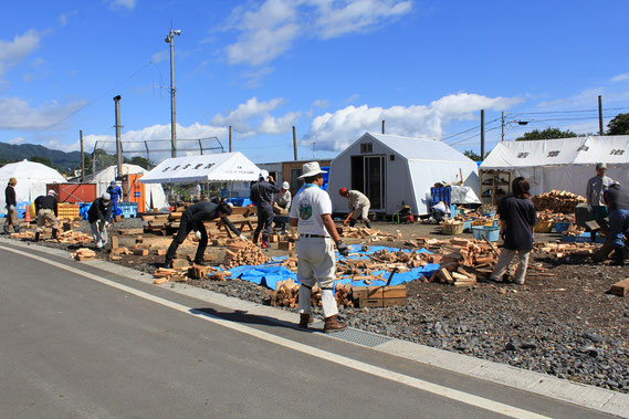 2011年の夏に撮影。炎天下、無休で薪を作り続ける吉里吉里の人々と大勢のボランティア。