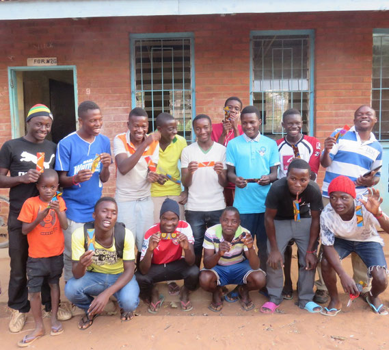 しおりの製作者のマラウイの高校生たち / Malawian secondary school students who made the bookmarks