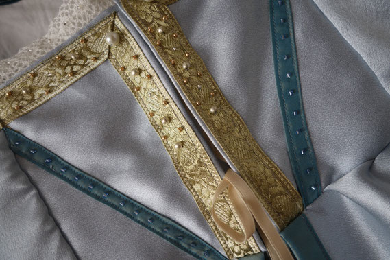 Detail: Italienisches Renaissancegewand aus silberblauem Satin, verziert mit Goldborte, Spitze und Perlstickerei (© Epochs of Fashion) 