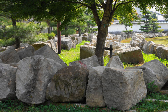 石垣の石一つひとつの大きさと形は異なる