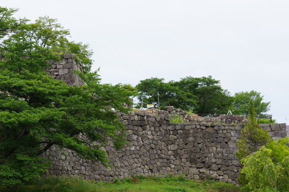 本丸（左上）と月見櫓（右）の石垣