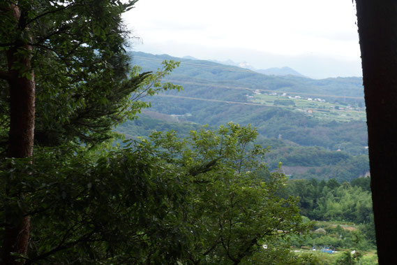 大手望楼台（物見）片山口より南方甲府盆地富士川河谷一帯を見る