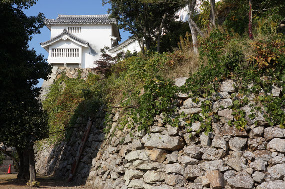 上山里下段石垣　天正8年（1580年）～9年に羽柴秀吉によって築かれたものと考えられている