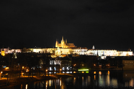 夜のライトアップに浮かぶプラハ城