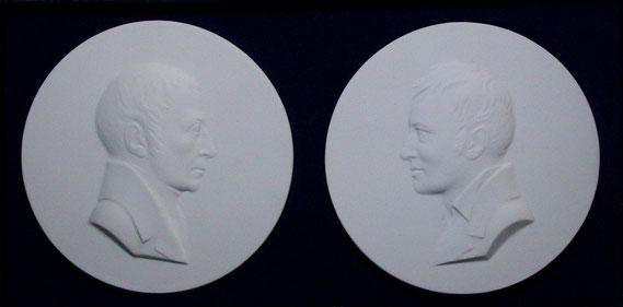 Wilhelm (l.) und Alexander (r.) von Humboldt. Porzellan-Medaillons (Dm: 79mm) anlässlich des 200. Geburtstags von Wilhelm von Humboldt, 1967 / © Sammlung PRISARD