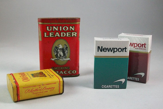 Linke Bildhälfte: Lorillard Zigarettendosen, 1. Hälfte 20. Jahrhundert; rechte Bildhälfte: Lorillard Zigarettenpackungen "Newport", 2012 / © Sammlung PRISARD