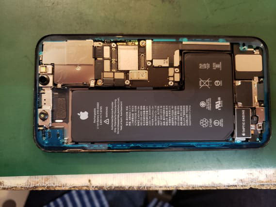 古いテープを取り除き、新たしいフロントパネルシールを取り付けたiPhone11pro