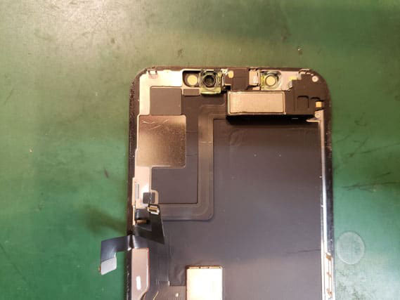 画面を外しイヤースピーカーセンサーを取ったiPhone11pro