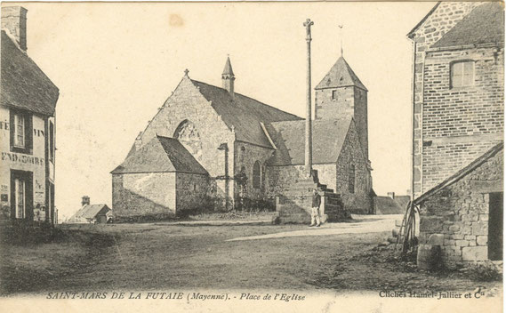 L'église avec le clocheton aujourd'hui disparu vers 1900