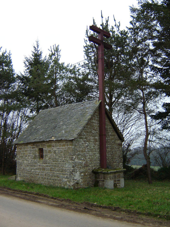 La croix de l'apparition de Pontmain au chevet de la chapelle