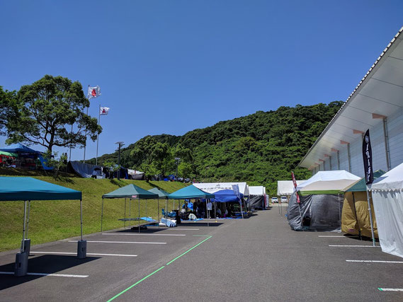 写真の各校控えテントにはほぼ全てにトレーナーブースがありました。