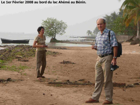 Promenade au bord du lac avant de repartir vers Cotonou. 327 KO.