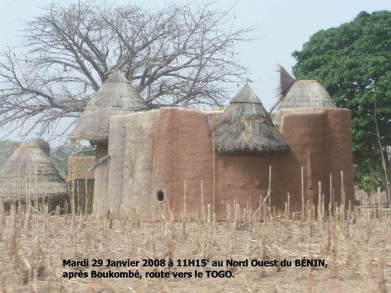 Après Boukombé, nous roulons sur la piste vers le TOGO. Nombreux sont les paysans habitant des "Tata Somba" dans les campagnes du Nord Ouest du Bénin. Ce sont des"Takienta"au Togo. Habitations du peuple Batammariba au Togo.369 KO.